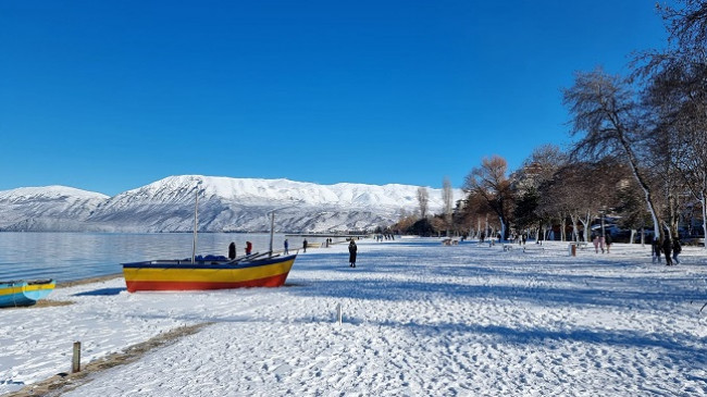 Vishuni më trashë, java nis me mot të ftohtë dhe me ngrica në Shqipëri