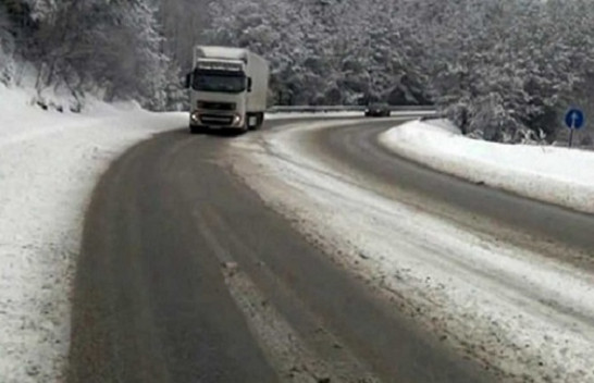 Ndalohet qarkullimi i kamionëve në Strazh dhe në rrugën Mavrovë-Dibër