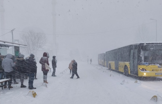 Reshjet e dendura të borës 'paralizojnë' Stambollit [Foto]