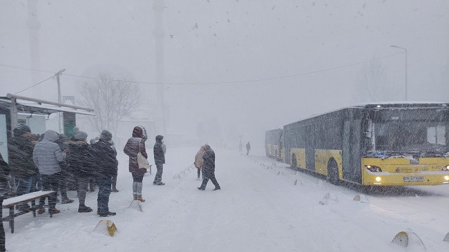 Reshjet e dendura të borës 'paralizojnë' Stambollit [Foto]