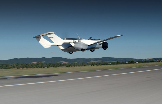 Sllovaki, vetura fluturuese AirCar më pranë realitetit