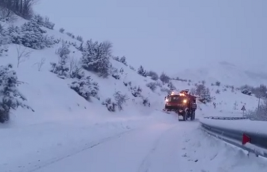 Vështirësi qarkullimi të automjeteve pas reshjeve të borës në Korçë