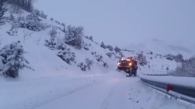 Vështirësi qarkullimi të automjeteve pas reshjeve të borës në Korçë
