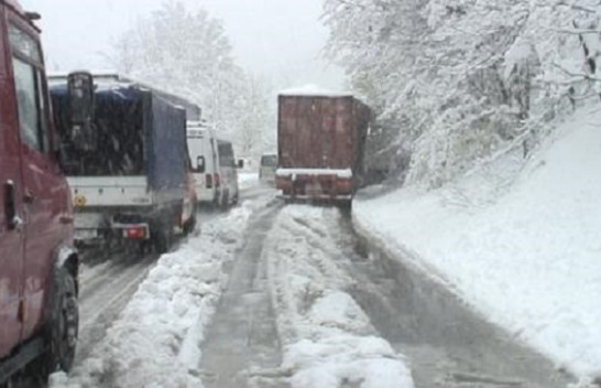 Reshje bore në Maqedoni, ndalohet qarkullimi i kamionëve në disa akse rrugore