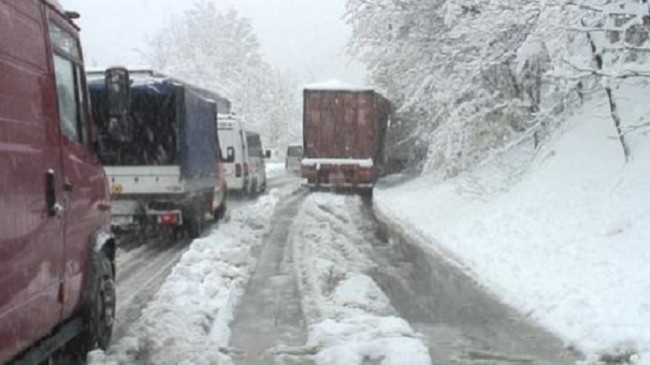 Reshje bore në Maqedoni, ndalohet qarkullimi i kamionëve në disa akse rrugore