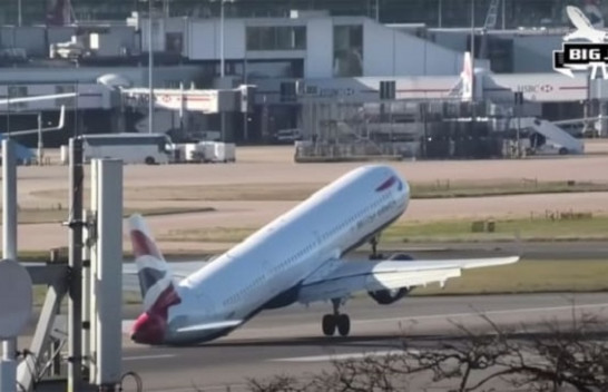 Moment i frikshëm kur era e fortë lëkund aeroplanin gjatë uljes [Video]