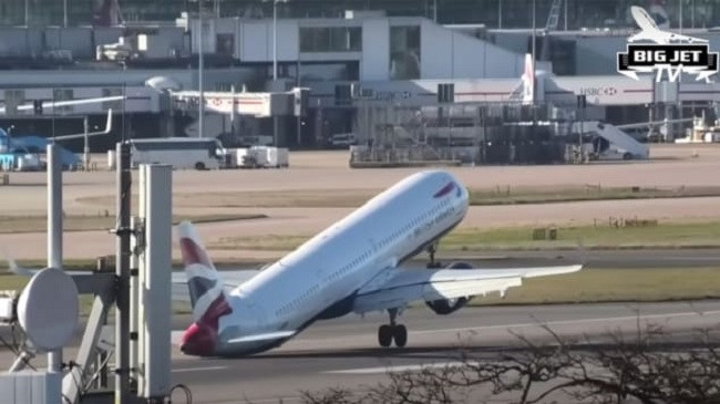 Moment i frikshëm kur era e fortë lëkund aeroplanin gjatë uljes [Video]