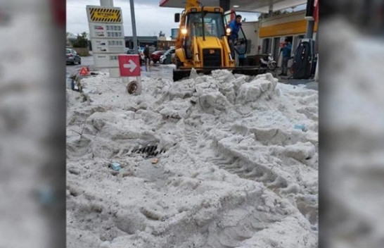 Një stuhi e fortë breshëri godet Santorinin në Greqi