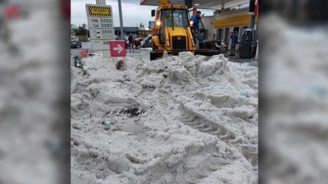 Një stuhi e fortë breshëri godet Santorinin në Greqi
