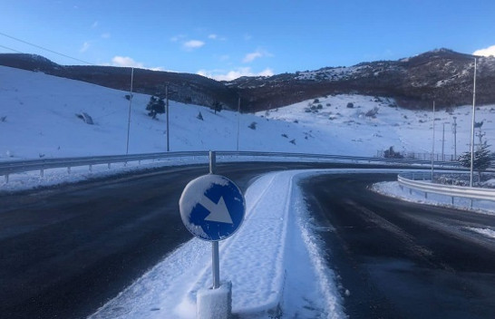 Borë dhe ngrica, kjo është gjendja e rrugëve në Shqipëri