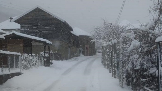 Gjobitet kompania pasi nuk i pastroi rrugët lokale nga bora në Shtërpcë