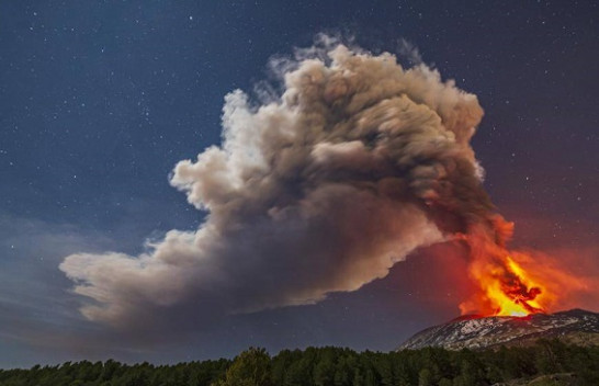 Shpërthim i pazakontë në Malin Etna, krijohet një stuhi vullkanike me vetëtima të fuqishme