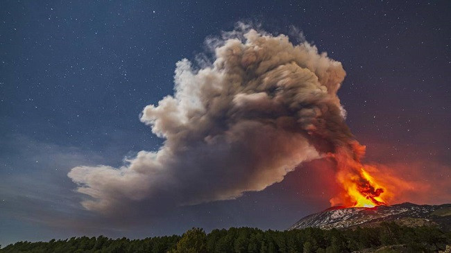 Shpërthim i pazakontë në Malin Etna, krijohet një stuhi vullkanike me vetëtima të fuqishme