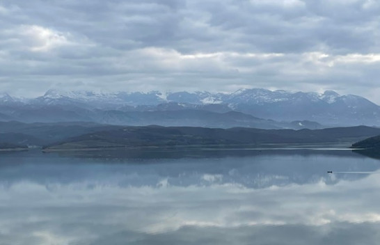 Çadrat me vete, sot mot me shi, shtrëngata dhe borë në Shqipëri