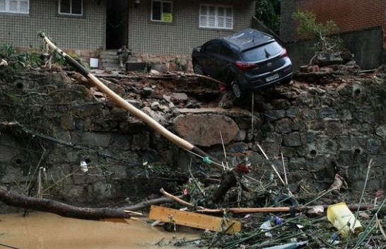 Rrëshqitjet vdekjeprurëse të dheut bëjnë kërdinë në Petrópolis të Brazilit