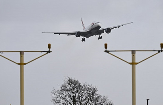 Aeroplanët ‘luftojnë’ me erërat e forta në Britani të Madhe