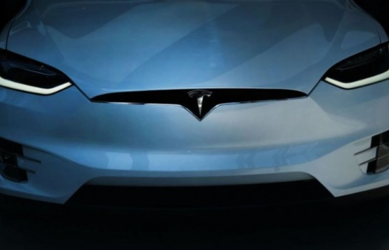 Tesla po hetohet për problemin e 'frenimit fantazmë'