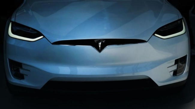 Tesla po hetohet për problemin e 'frenimit fantazmë'