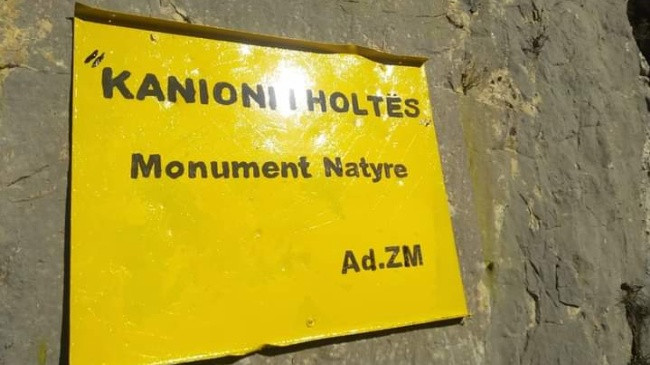 Vendosen tabela informuese në kanionin e Holtës