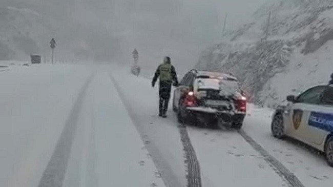 Borë në Dibër, bllokohet rruga e Arbrit