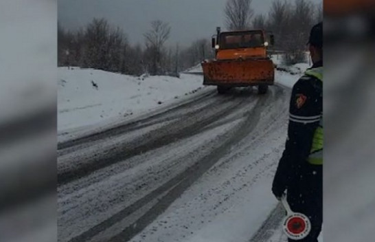 Reshjet e shiut e borës vështirësojnë qarkullimin në bypass-in e rrugës së Arbrit