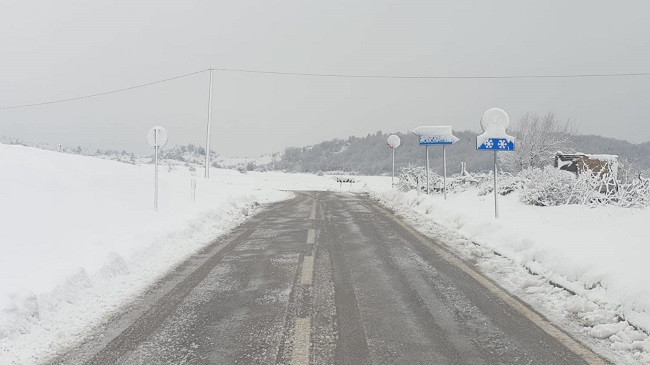 Reshje të dendura bore në Shqipëri, akset ku kalohet me zinxhir