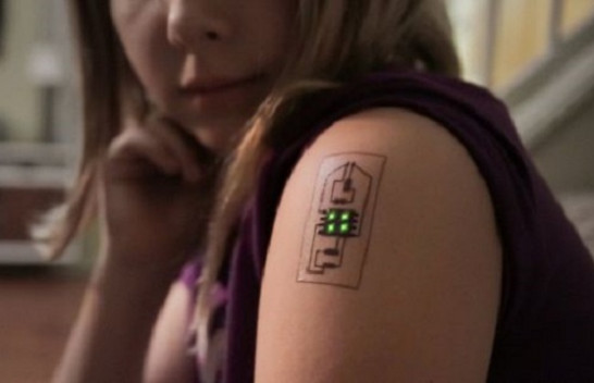 Bill Gates beson se telefonat inteligjentë duhet të zëvendësohen me tatuazhe elektronike