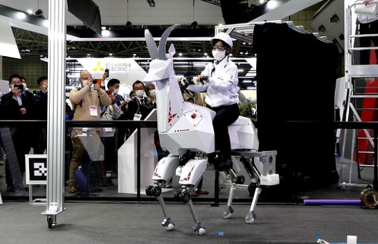 Kawasaki prodhoi një dhi robotike që mund të kalërohet dhe të transportojë mallra