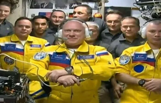 Astronautët rusë arrijnë në Stacionin Ndërkombëtar të Hapësirës me ngjyrat e Ukrainës