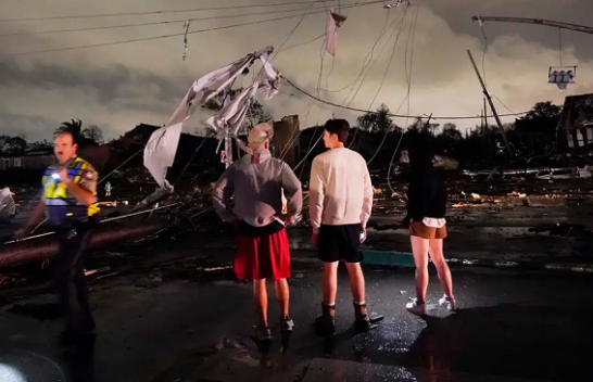 Të paktën një i vdekur dhe mbi 18 mijë shtëpi pa energji elektrike nga tornado e fuqishme në New Orleans