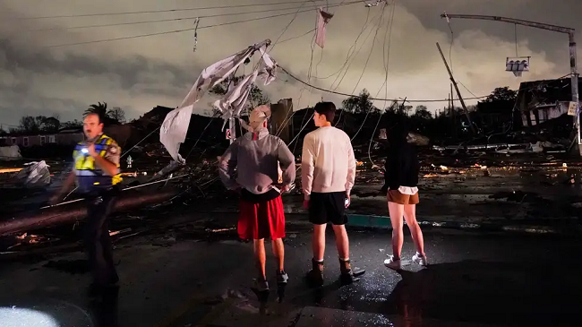 Të paktën një i vdekur dhe mbi 18 mijë shtëpi pa energji elektrike nga tornado e fuqishme në New Orleans