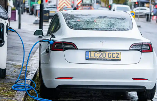 Veturat elektrike do të përbëjnë 59% të shitjeve brenda katër viteve