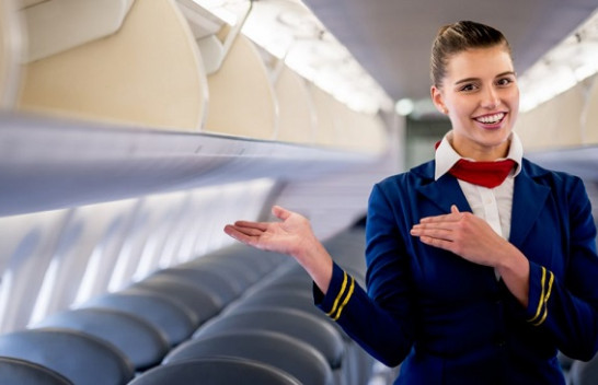 Ja pse stjuardesat i masin pasagjerët nga koka te këmbët kur hipin në aeroplan
