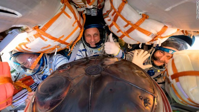 Astronautët amerikanë e rusë kthehen në Tokë bashkë!