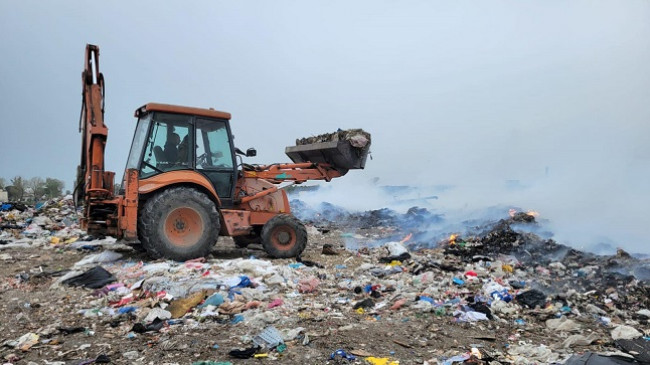 Era e fortë riaktivizon vatrën e zjarrit në pikën e grumbullimit të mbeturinave në Vlorë