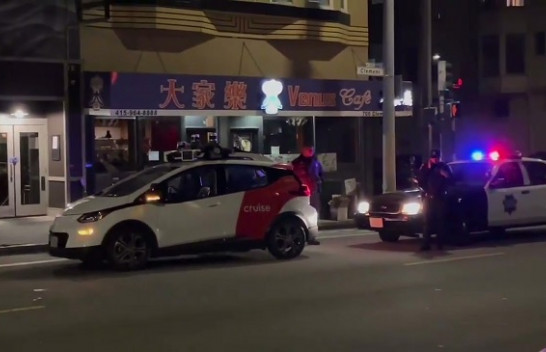 Një veturë vetë-drejtuese ndalohet nga policia, zbuloni se çfarë ndodhi më pas [Video]