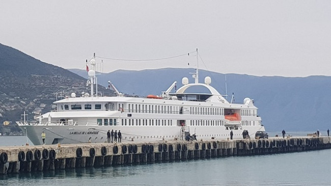 'E bukura e Adriatikut' me turistë francezë viziton Vlorën