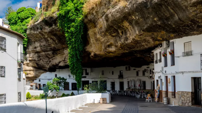 Një qytet i pazakontë i gdhendur në shkëmbinj tërheq qindra turistë, fotot janë befasuese