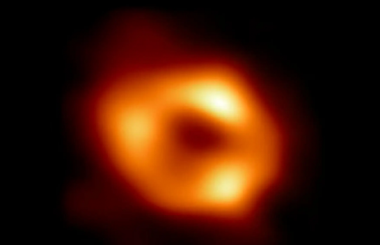 Astronomët zbulojnë imazhin e parë të vrimës së zezë në zemër të galaktikës sonë