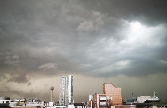 Meteorologët gjermanë paralajmërojnë stuhi dhe mundësi për tornado