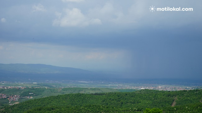 Mot i ndryshueshëm dhe mjaft dinamikë, me rrebeshe shiu, shtrëngata e bubullima