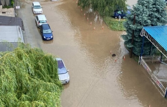 Stuhi shiu e breshëri në Tetovë, rrugët mbushën me ujë