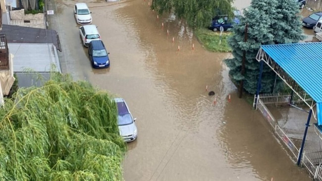 Stuhi shiu e breshëri në Tetovë, rrugët mbushën me ujë