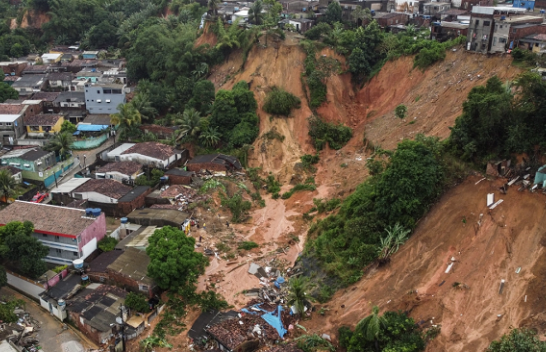 Të paktën 56 viktima nga përmbytjet dhe rrëshqitjet e dheut në Brazil