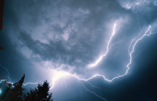 Instituti Hidrometeorologjik i Kosovës me këshilla se si të mbroheni në një mot me stuhi e rrufe