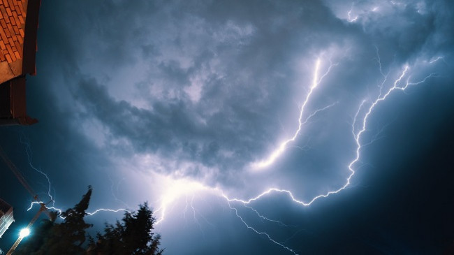 Instituti Hidrometeorologjik i Kosovës me këshilla se si të mbroheni në një mot me stuhi e rrufe