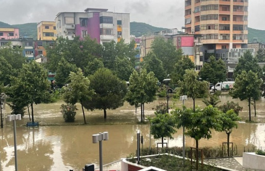 Lana del nga shtrati, përmbyten rrugët e Tiranës