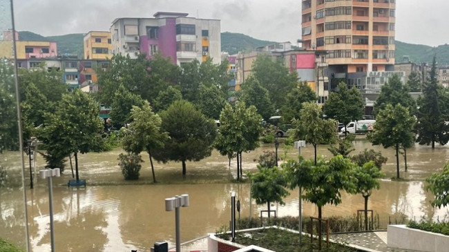 Lana del nga shtrati, përmbyten rrugët e Tiranës