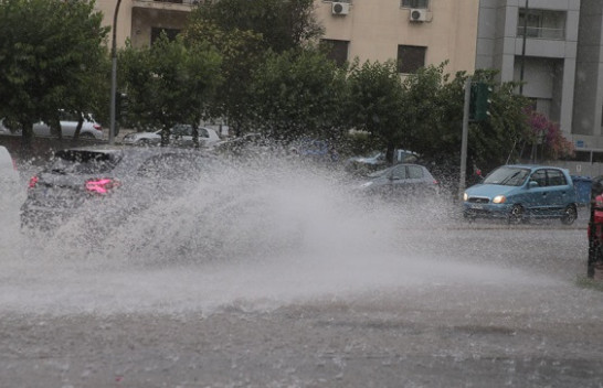 Reshjet e dendura të shiut shkaktojnë përmbytje në Greqi