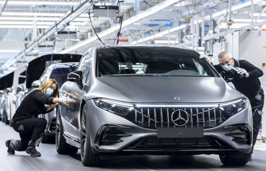 Mercedes përgatit fabrikat për të prodhuar automjete elektrike